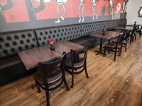 Ensemble de table à manger en bois massif pour restaurant avec 4 chaises en métal noir, mobilier commercial carré pour café, bistrot, bar