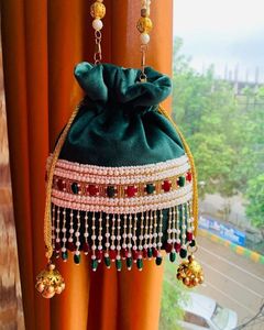 ใหม่พราวและทันสมัย POTLI กระเป๋าสไตล์ ZARI เย็บปักถักร้อยบนผ้าไหมสำหรับงานปาร์ตี้และงานแต่งงาน @ 2022 - Product Image 1