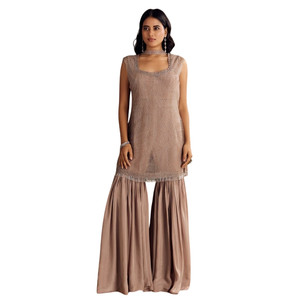 Commercio all'ingrosso marrone crêpe Kurta Sharara con Choker stile Net Dupatta per festa festiva indossare il ricevimento di nozze e gli ordini personalizzati - Product Image 3