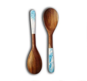 Cuillère en bois naturel avec manche en résine pour la maison SERVEUR À SALADE EN BOIS LOT DE 2 ARTICLES DE CUISINE UNIQUES FAITS À LA MAIN - Product Image 1