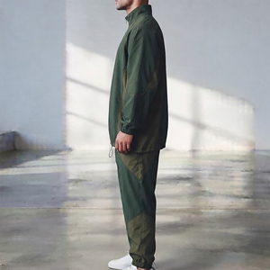 Conjunto de Sudadera con Capucha y Pantalones Deportivos de Alta Calidad, 100% Nailon, Corte Holgado, Cierre de Cremallera, Parte Inferior con Puños, Resistente al Viento y al Agua, Ligero - Product Image 2