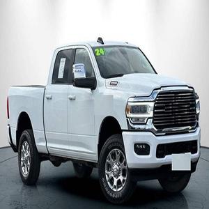 2024 2500 Laramie 4dr Crew Cab 4WD SB (6.7L 6 cilindros Turbodiésel 6A) - Product Image 1