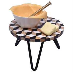 Support à gâteau en résine époxy design avec incrustation de bois naturel, plateau de présentation de qualité supérieure avec pieds en métal, pour fête de gâteaux et style de table exclusif - Product Image 4