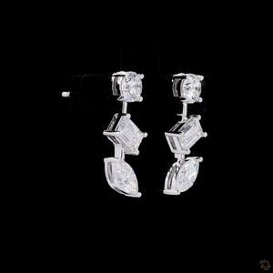Magnifiques boucles d'oreilles pendantes à trois pierres de 3,26 carats pour femmes, émeraude de laboratoire cultivée, diamants ronds en marquise en or blanc 14 carats - Product Image 2