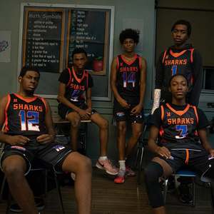 Ensemble de maillots de basket-ball personnalisés en polyester respirant pour hommes avec uniforme imprimé et logo Vêtements de sport pour garçons - Product Image 6