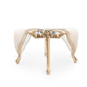 Mesa de Centro de Estilo Francés de Lujo con Tapicería de Tela Blanca y Marco de Madera con Hojas de Oro Talladas a Mano para Interiores Clásicos - Product Image 1