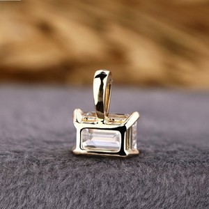 Collier pendentif solitaire en or jaune 14 carats avec diamant de laboratoire taille émeraude de 1 carat, serti à griffes, certifié IGI, chaîne de 16,5 pouces |   Fini - Product Image 2