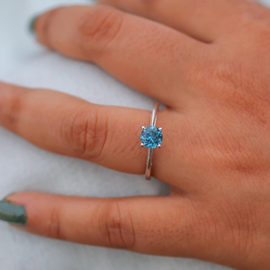 Bague solitaire minimaliste en argent sterling 925 unisexe/femme, topaze bleue de 10 mm, taille brillant, sertie à griffes, plaquée rhodium, vente en gros - Product Image 3