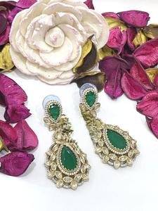 Pendientes largos clásicos de calidad premium chapados en oro con incrustaciones de Kundan para mujeres y niñas, para usar en bodas, colección festiva. - Product Image 4