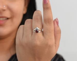 แหวนโกเมนลูกแพร์ทำด้วยมือสีแดงขนาด6x9มม. 925เครื่องประดับเงินสเตอร์ลิงแหวนอัญมณีธรรมชาติของขวัญสำหรับผู้หญิง - Product Image 3