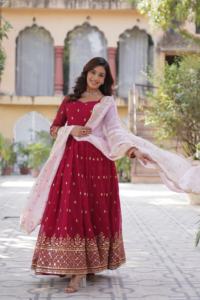 Traje de fantasía de diseñador Última colección El mejor vestido floreciente de imitación Dupatta con bordado Zari Lentejuelas Trabajo Compras en línea India - Product Image 6