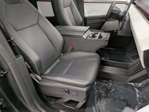 Limpio y Confiable, 2024, Cabina Doble, Tracción en las Cuatro Ruedas, Automático, Volante a la Izquierda, Asientos de Cuero, 600 hp, 0-60 en 4.1s, Autonomía de 340 millas - Product Image 5