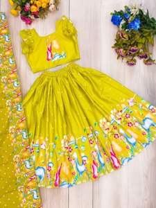 Vestido Bordado Listo para Usar para Niñas / Conjunto de 3 Piezas de Georgette de Seda Estampado y Bordado para Fiesta, Lahenga Choli, Venta en Línea - Product Image 2