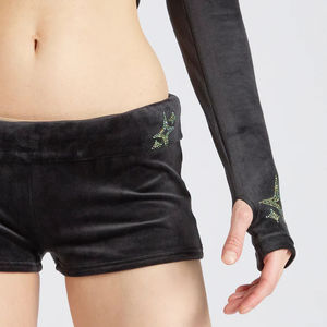 Conjunto de dos piezas de pantalones cortos con capucha y logotipo personalizado para mujer, conjunto de dos piezas con diamantes de imitación lavados con ácido, conjunto de pantalones cortos con capucha de motorista para mujer - Product Image 4