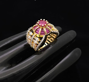 Bague élégante à la mode moderne de meilleure qualité avec finition dorée pour la fonction et la collection de vêtements de mariage pour les femmes et les filles à porter - Product Image 2