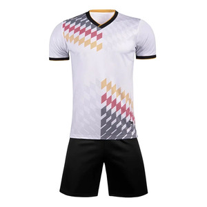 Conjunto de uniforme de fútbol personalizado de alta calidad para hombre, ropa de fútbol de poliéster 100% transpirable de secado rápido con tecnología de corte automatizado - Product Image 1