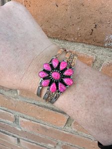 Bracelet de manchette en argent sterling fait à la main en opale de feu rose vif - Product Image 4