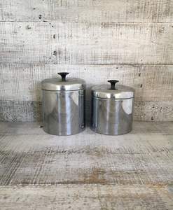 Ensemble de 2 bidons en acier inoxydable de qualité supérieure et au design moderne utilisés pour la cuisine ou la salle à manger - Product Image 1