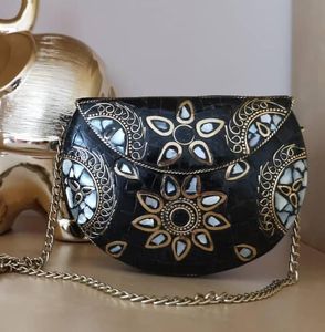 Bolsos de Mano de Latón con Diseño Artesanal y Mosaico para Eventos Nupciales, Bolsos de Mano Elegantes para Bodas de la India - Product Image 6