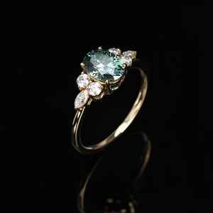 Anillo de Compromiso Único con Moissanita Color Verde Azulado, Elegante Anillo de Regalo de Aniversario para Mujer - Product Image 4