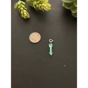 Breloques flèches artisanales de style religieux Navajo en turquoise Mohave et argent sterling avec sertissage clos en or rose à motif numérique - Product Image 1