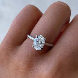 Anillo de Diamantes de Laboratorio con Certificación IGI, Claridad D-E-F VVS-VS, 2.50 Quilates, Halo Oculto, Forma Ovalada, Color D-E-F - Product Image 1