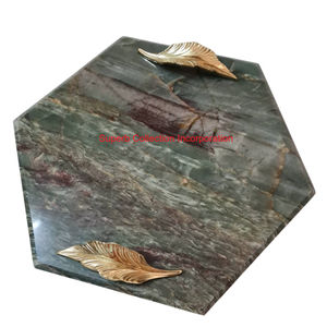 Plateau de service moderne en marbre blanc Poignées en métal feuille d'or élégantes Plateau décoratif de cuisine en pierre naturelle fait à la main - Product Image 6