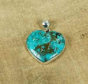 Pendentif en forme de cœur en turquoise fait à la main, argent sterling 925, pierre de naissance d'avril, bijou en pierre précieuse naturelle, cadeau pour elle - Product Image 4