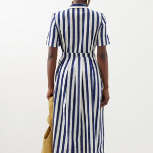 Robe vintage décontractée en laine peignée à rayures Ikat bleues et blanches, longueur genou, avec fermeture boutonnée sur le devant et ceinture assortie - Product Image 1