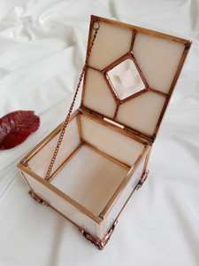 Cajas de anillos de joyería de cristal de forma cuadrada de buena calidad con acabado dorado perfecto para almacenar anillos collares y accesorios finos - Product Image 2