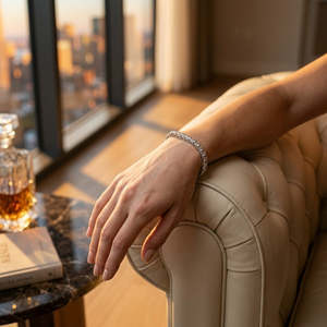 Bracelet tennis élégant et fin en or blanc avec zircons cubiques à quatre griffes, fermoir boîte, bijou raffiné au design impeccable - Product Image 4