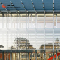 Rideau de verre mural incurvé Matrix pour la décoration utilisé dans les centres d'exposition, les halls, les centres commerciaux et les hôpitaux, matériau en aluminium extérieur