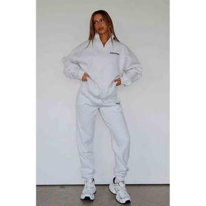 Conjunto de Chándal Largo Bordado de 2 Piezas para Mujer, Color Gris, Esencial para el Invierno - Product Image 1