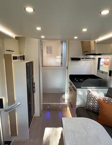 Mini-caravanes légères de 15 pieds, caravanes modernes en forme de larme pour l'exportation, 4x4, imperméables et pouvant accueillir 4 personnes, d'occasion - Product Image 3