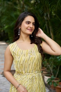 Robe sans manches en crêpe chinon avec design moderne extensible et infroissable pour les fêtes de mariage Occasions spéciales Différentes tailles - Product Image 6