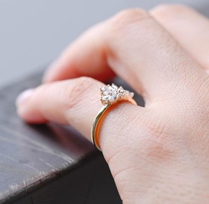 Fleur Marquise Cut Lab Grown Diamond Cluster Ring 14K Bijoux de mariage en or jaune pour cadeau de fête spécial pour partenaire - Product Image 4