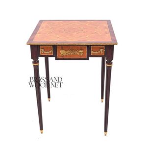 Table d'appoint carrée de luxe avec incrustation florale en marqueterie et panneaux en laiton doré ornés pour la décoration d'angle de maison classique - Product Image 1