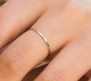 แหวนมินิมอลสายรัดสีทองที่เติมเต็มด้วยทองดีไซน์ที่ไม่ซ้ำกันดีไซน์สำหรับผู้หญิงแหวนหมั้นครบรอบการออกแบบที่กำหนดเอง925วงเงินสเตอร์ลิง - Product Image 3