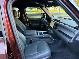 Defender 110 P400 Edición Sedona 2025, 395 hp, 6 Cilindros, Tracción en las Cuatro Ruedas, Rojo Sedona, Paquete de Suspensión Neumática - Product Image 3