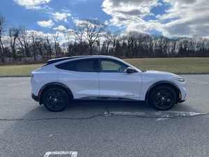 รถเอสยูวี ฟอร์ด มัสแตง แมค-อี เอเอชดี ปี 2021 ขับเคลื่อนสี่ล้อ แบตเตอรี่ลิเธียม ยาง R18 เบาะหนัง มอเตอร์ขับเคลื่อนคู่ กล้องมองหลัง หลังคาซันรูฟแบบพาโนรามา - Product Image 5