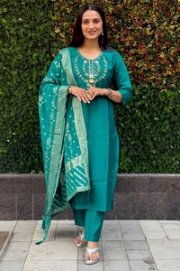 Grand ensemble élégant et droit de pantalon Kurti Dupatta Collection ethnique indienne opulente pour la vente en gros B2B et les cadeaux d'entreprise - Product Image 3