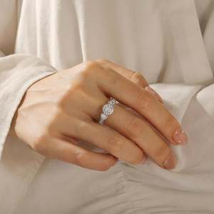 Bague d'éternité Jeulia personnalisée en platine à trois pierres halo - Product Image 6