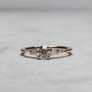 Bague de fiançailles en diamant Moissanite coupe ronde de 5mm en or | Baguette côté pierre bijoux de mariage de mariée - Product Image 1