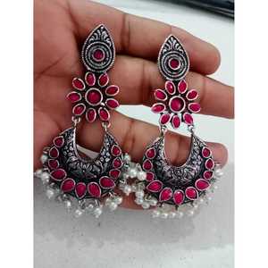 Boucles d'oreilles demi-rondes oxydées avec motif floral vintage, incrustation d'onyx et de perles d'imitation, pour mariage ou cadeau - Product Image 2