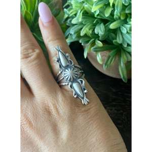 Anillo de Plata de Ley Hecho a Mano por los Navajo, Joyería Cultural Coleccionable en Talla 6.5 - Product Image 2