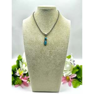 Colgante de Turquesa Kingman y Plata de Ley, Hecho a Mano por Expertos Navajo, Engastado en Bisel - Product Image 6