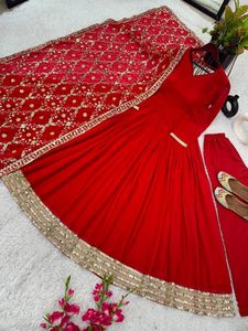 Nouveau Designer Wedding Wear Faux Georgette Heavy Sequence Broderie Work Gown And Bottom avec Dupatta au prix de gros - Product Image 3