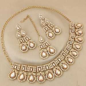 Collar chapado en oro de primera calidad con hermosos pendientes y Maang Tikka para mujer, perfecto para bodas, fiestas - Product Image 1