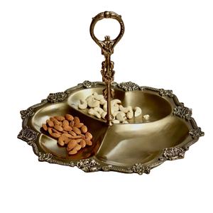 Support de service pour fruits secs et amandes Bol à 3 compartiments avec poignée Pièce maîtresse en métal antique doré Bol de service aux noix - Product Image 1