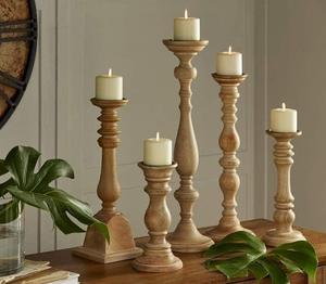 Bougeoir en bois décoratif conçu par des artisans pour les intérieurs de maison naturels et les pièces chaleureuses de style traditionnel - Product Image 1